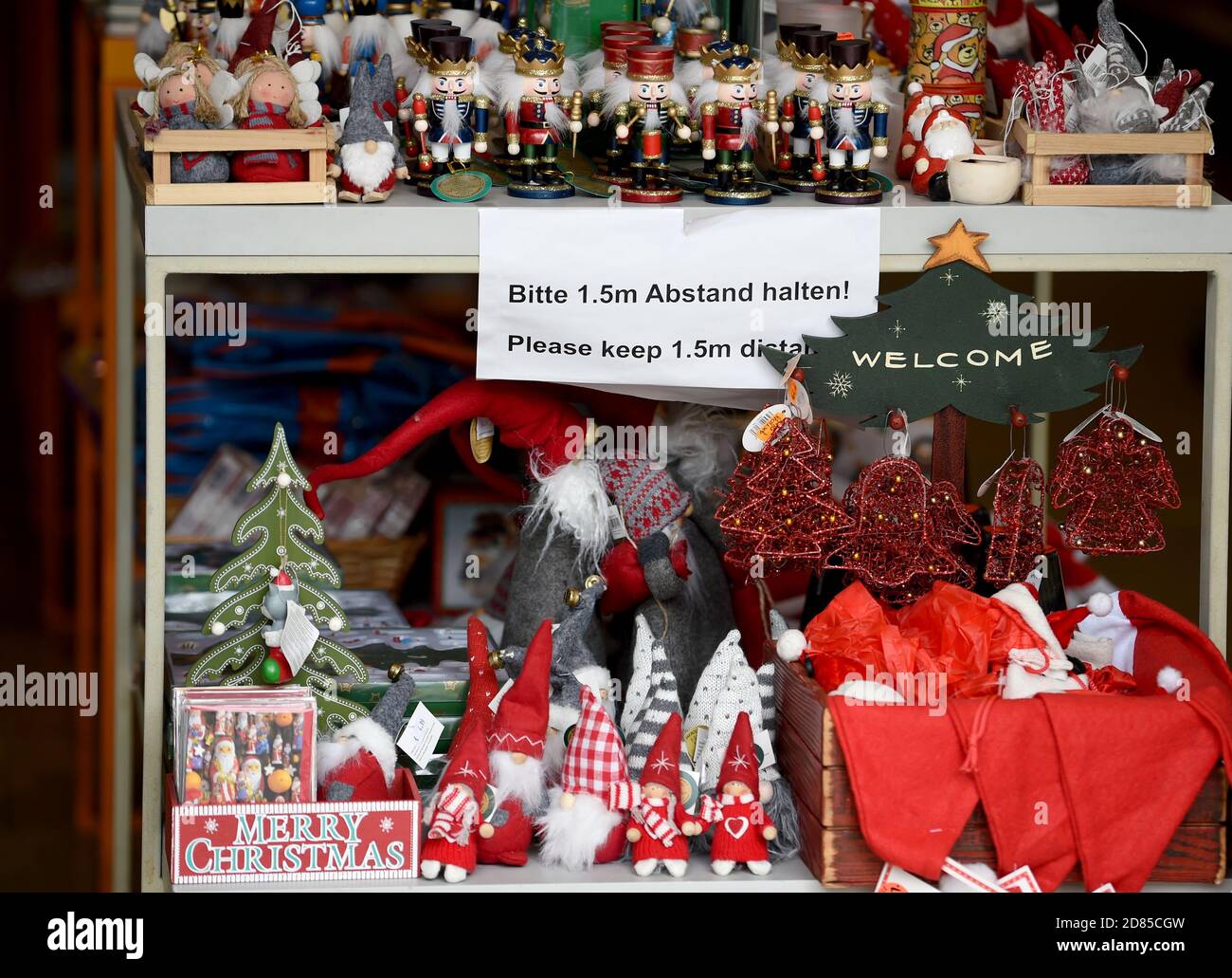 Berlin, Germany. 27th Oct, 2020. In one shop a sign with the inscription 'Please keep a distance of 1.5m!' hangs between Christmas decorations. Credit: Kira Hofmann/dpa-Zentralbild/dpa/Alamy Live News Stock Photo