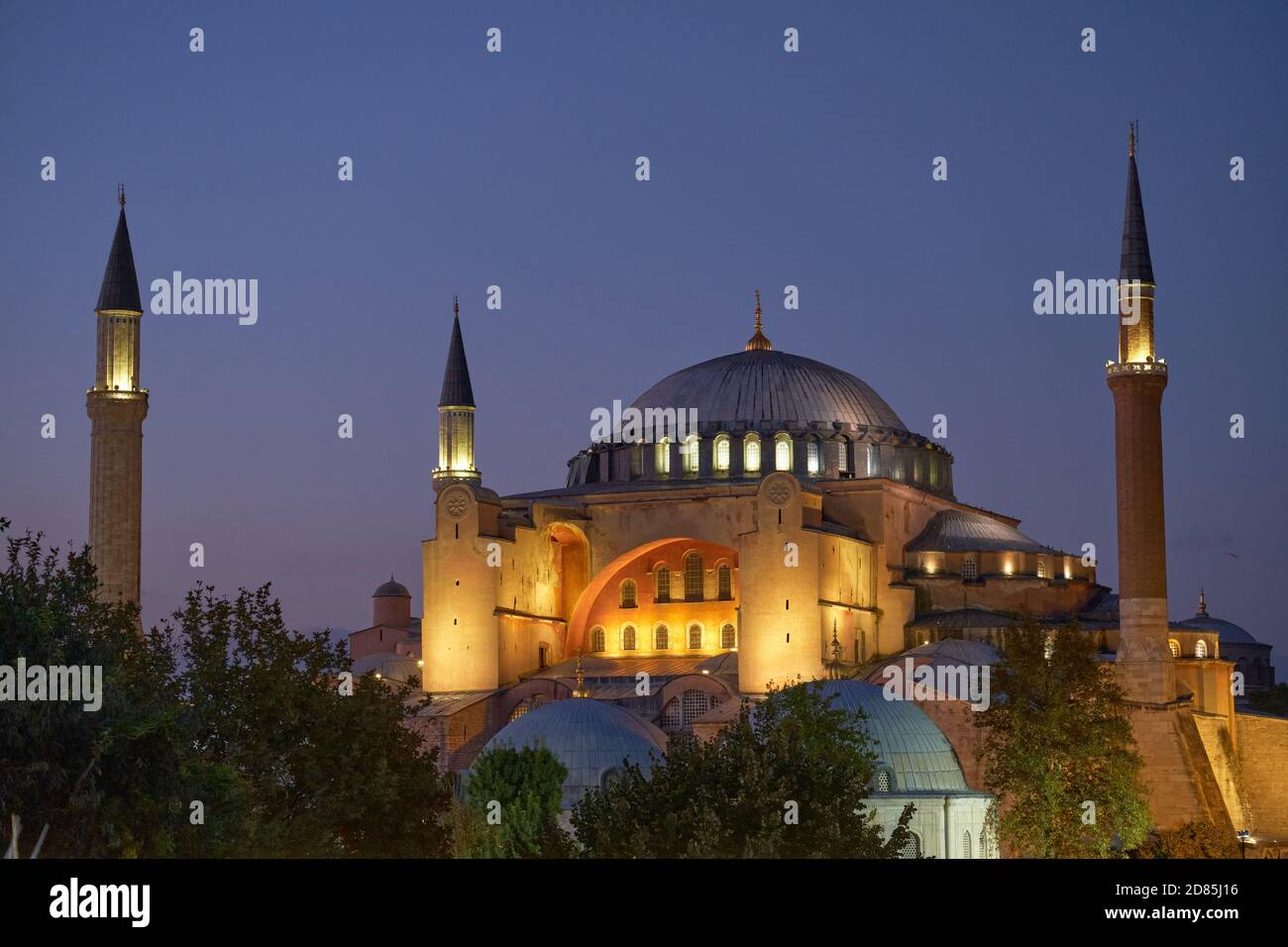 Hagia Sophia Church /Mosque in Istanbul at night Stock Photo - Alamy