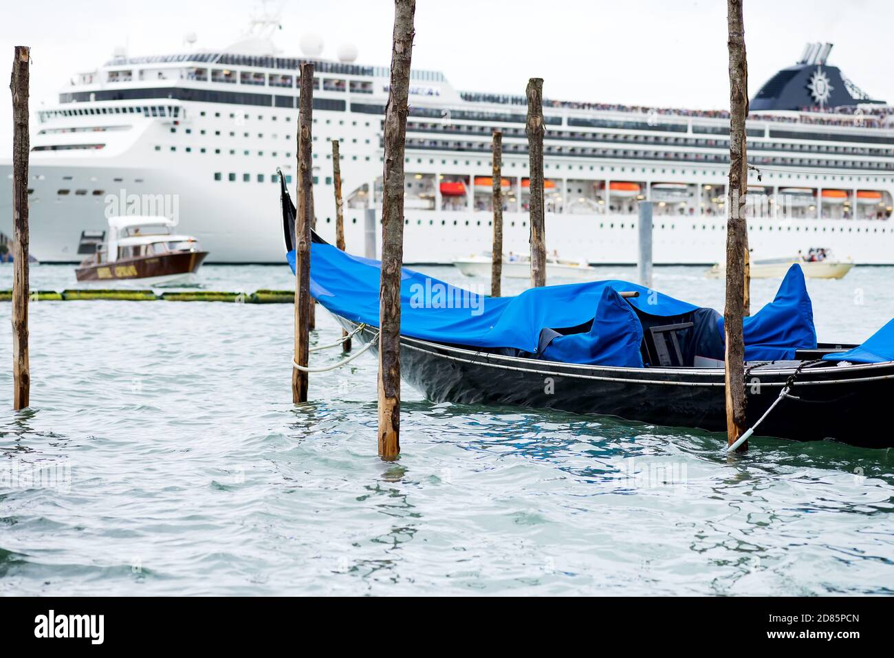 Modern cruise ship venice hi-res stock photography and images - Alamy