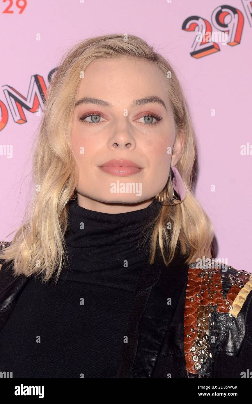 LOS ANGELES - DEC 6: Margot Robbie at the 29Rooms West Coast Debut