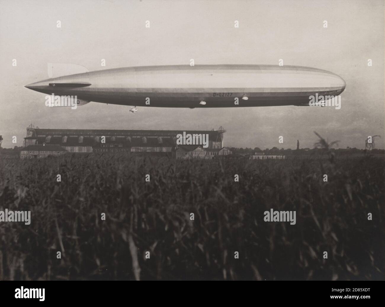 Vintage photo Zeppelin L Z 127 in Flight from the album L Z 127 Graf