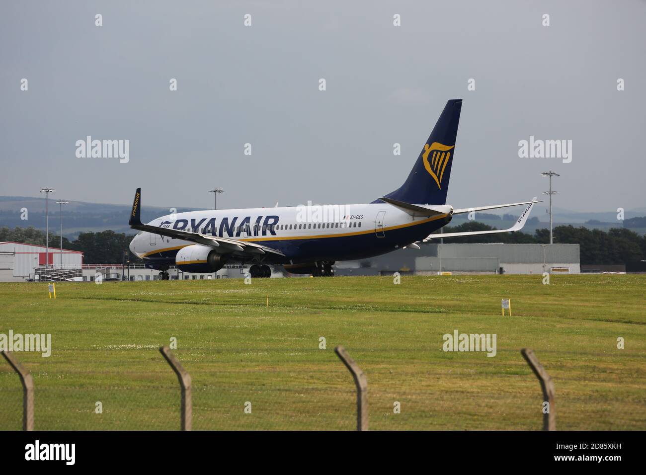 Ryanair boeing 737 800 landing at glasgow airport hires stock