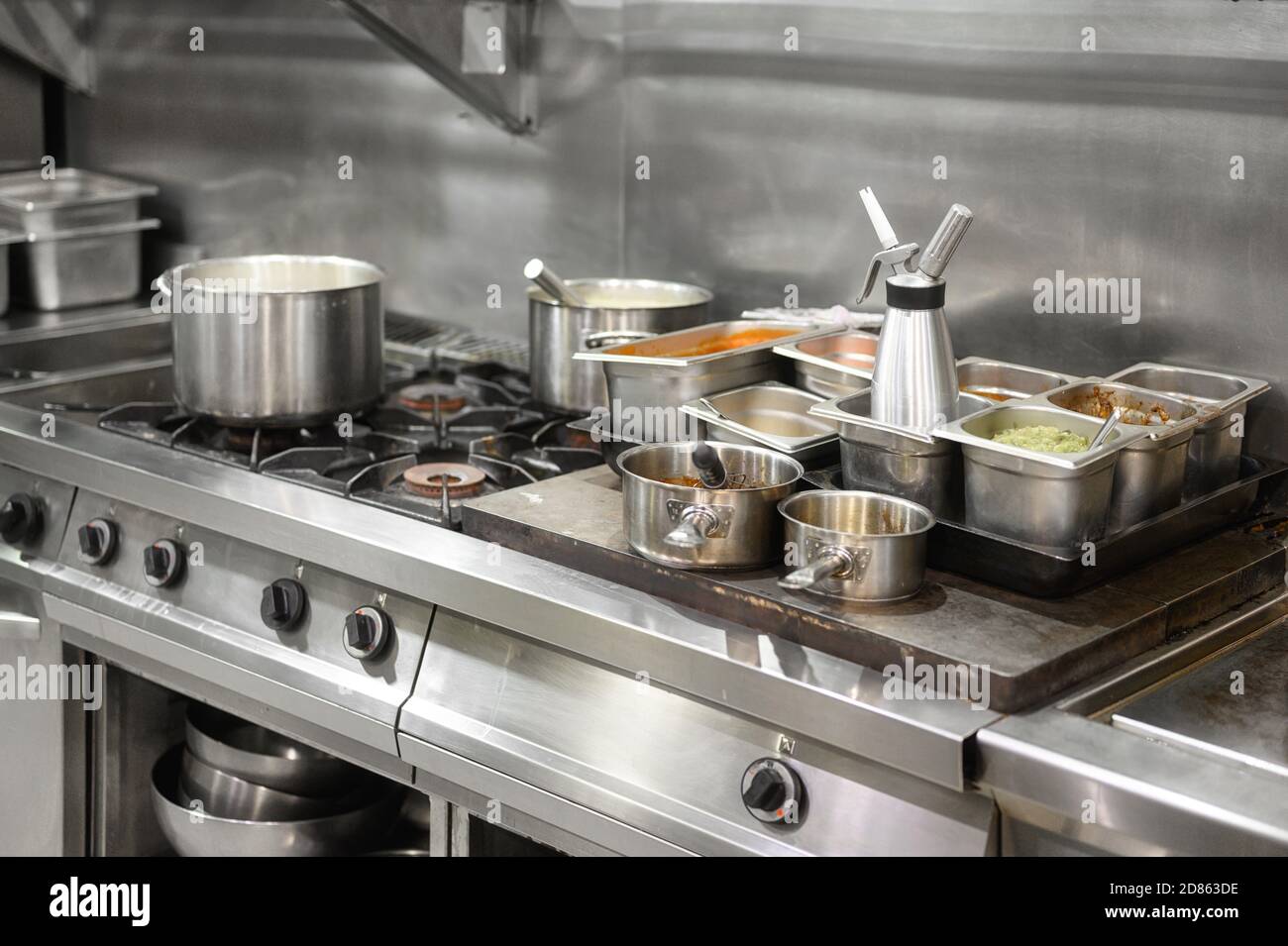 https://c8.alamy.com/comp/2D863DE/stainless-steel-restaurant-professional-kitchen-equipment-and-work-surface-high-quality-photo-2D863DE.jpg