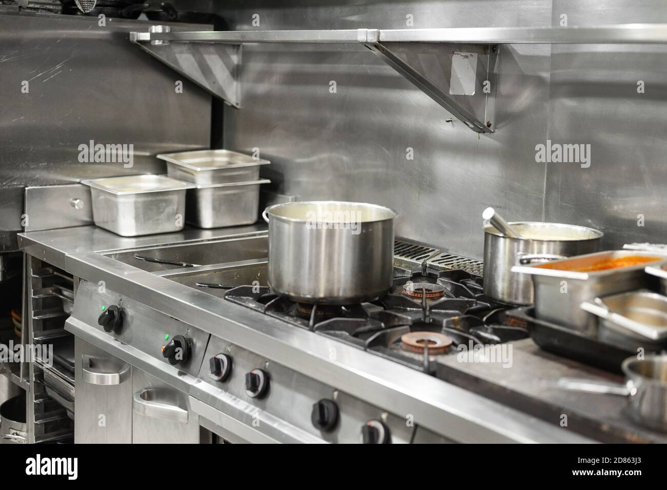 https://c8.alamy.com/comp/2D863J3/stainless-steel-restaurant-professional-kitchen-equipment-and-work-surface-high-quality-photo-2D863J3.jpg