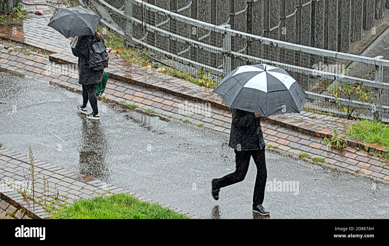 Glasgow, Scotland, UK. 27th October, 2020: UK Weather: Grey cold day saw rain amidst the umbrellas and masks the new sign of the times in the pandemic city life. Credit: Gerard Ferry/Alamy Live News Stock Photo