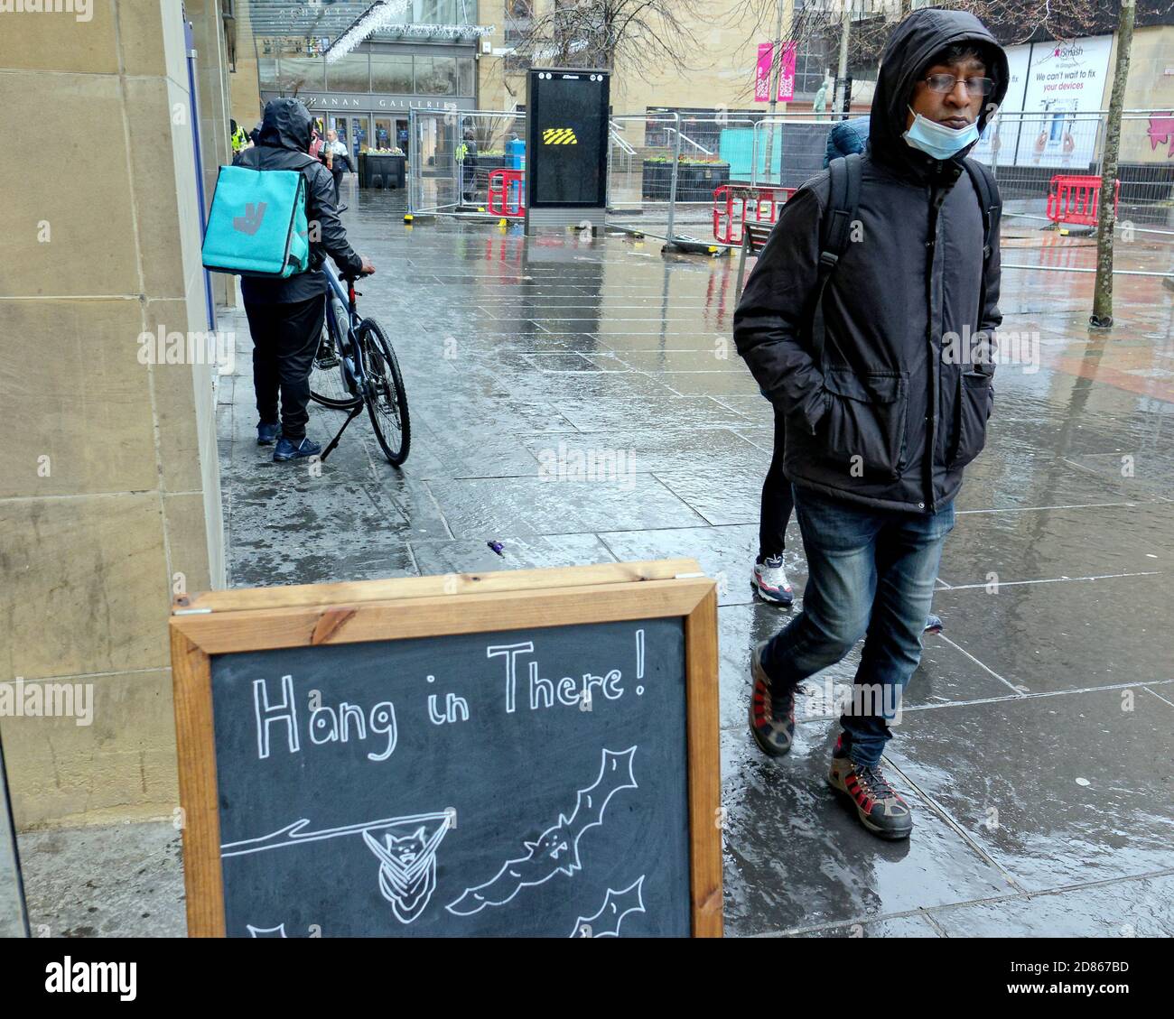 Glasgow, Scotland, UK. 27th October, 2020: UK Weather: Grey cold day saw rain amidst the umbrellas and masks the new sign of the times in the pandemic city life. Credit: Gerard Ferry/Alamy Live News# Stock Photo