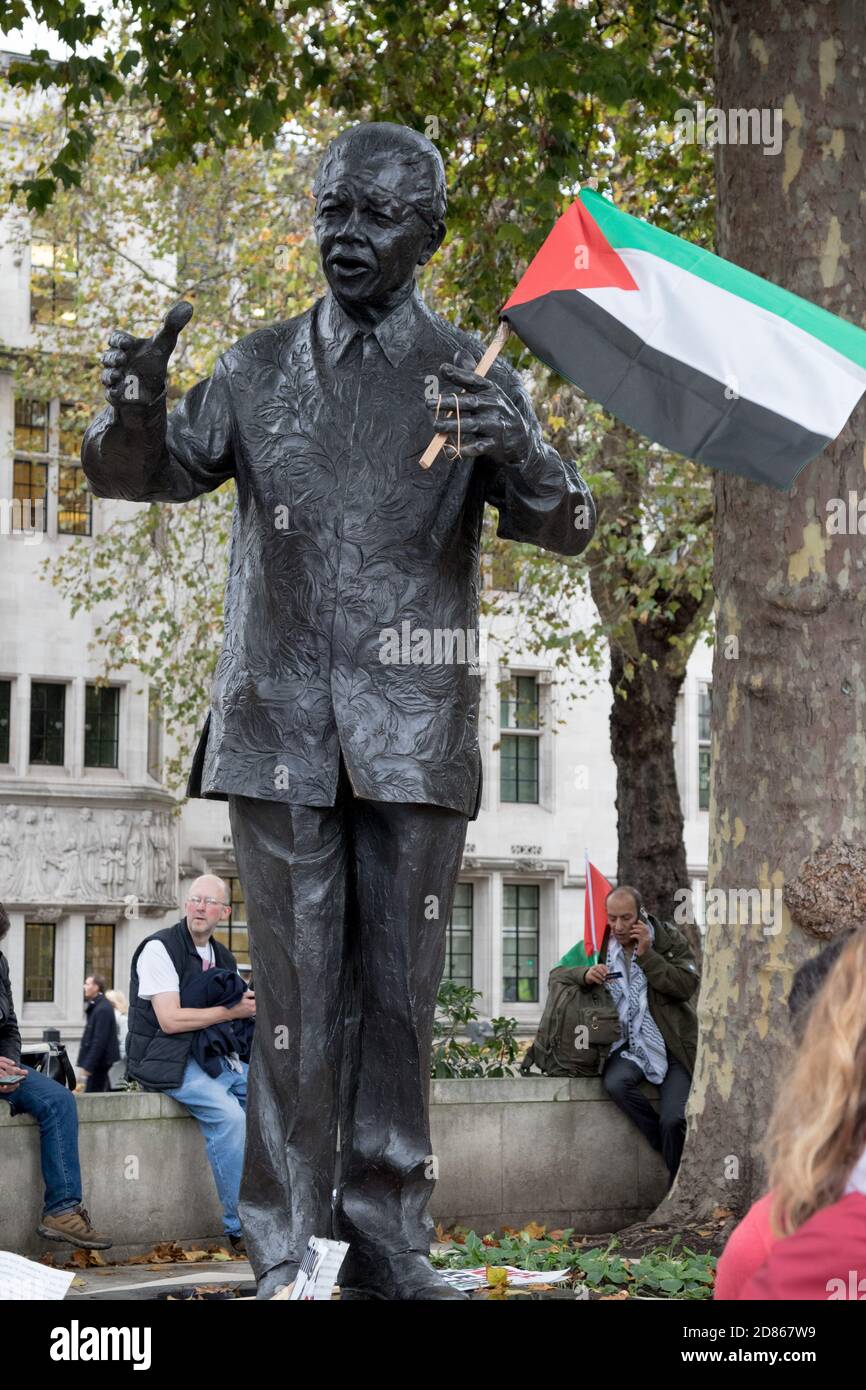 4th November 2017, London, United Kingdom:-Statue of Nelson Mandela holding a Palestine flag placed by a protester in Parliment Square Stock Photo