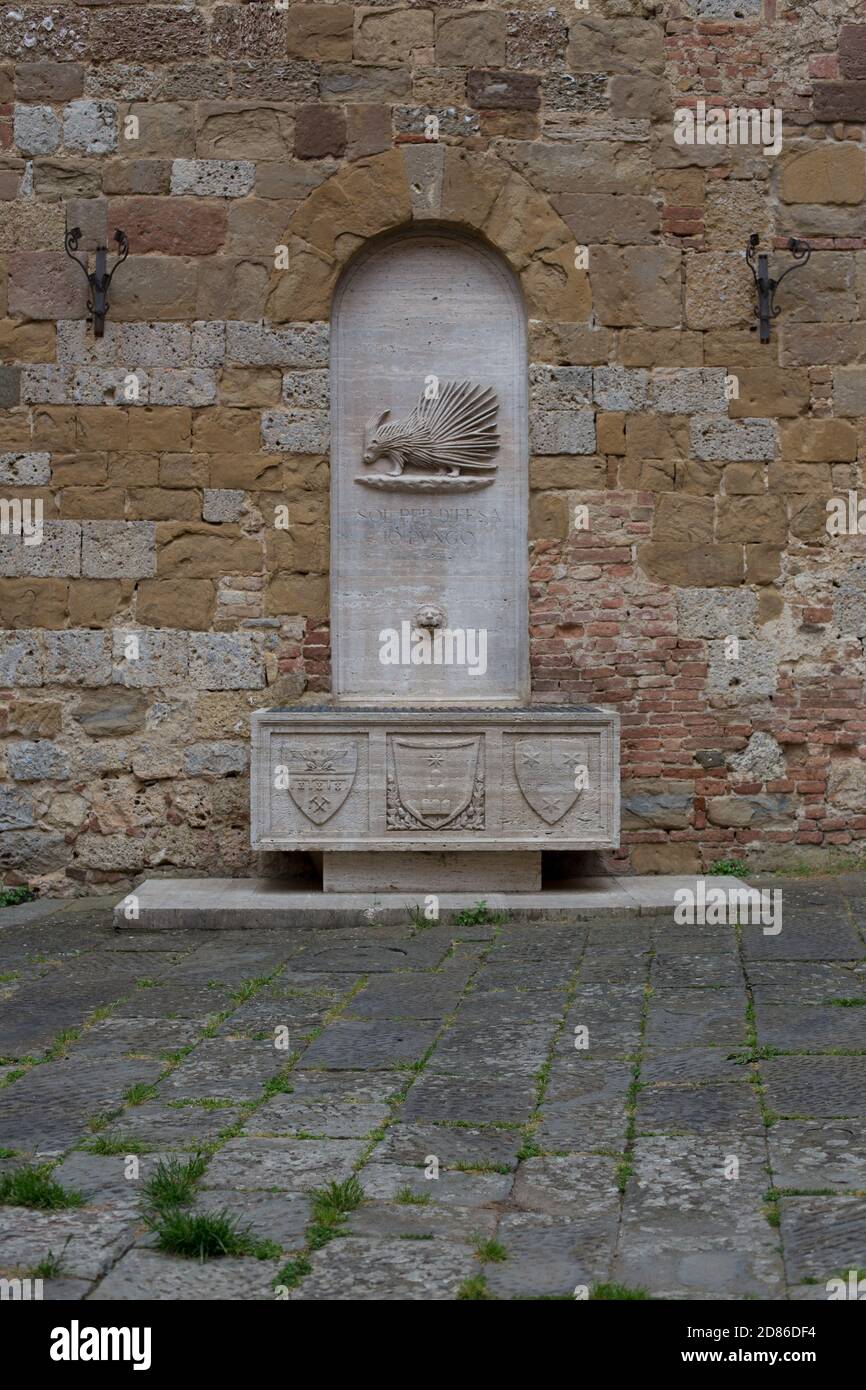 ITALY, TUSCANY, PROVINCE SIENA, SIENA - 07 May 2018: street of Siena, brick buildings, windows with green shutters, washing hanging on strings Stock Photo