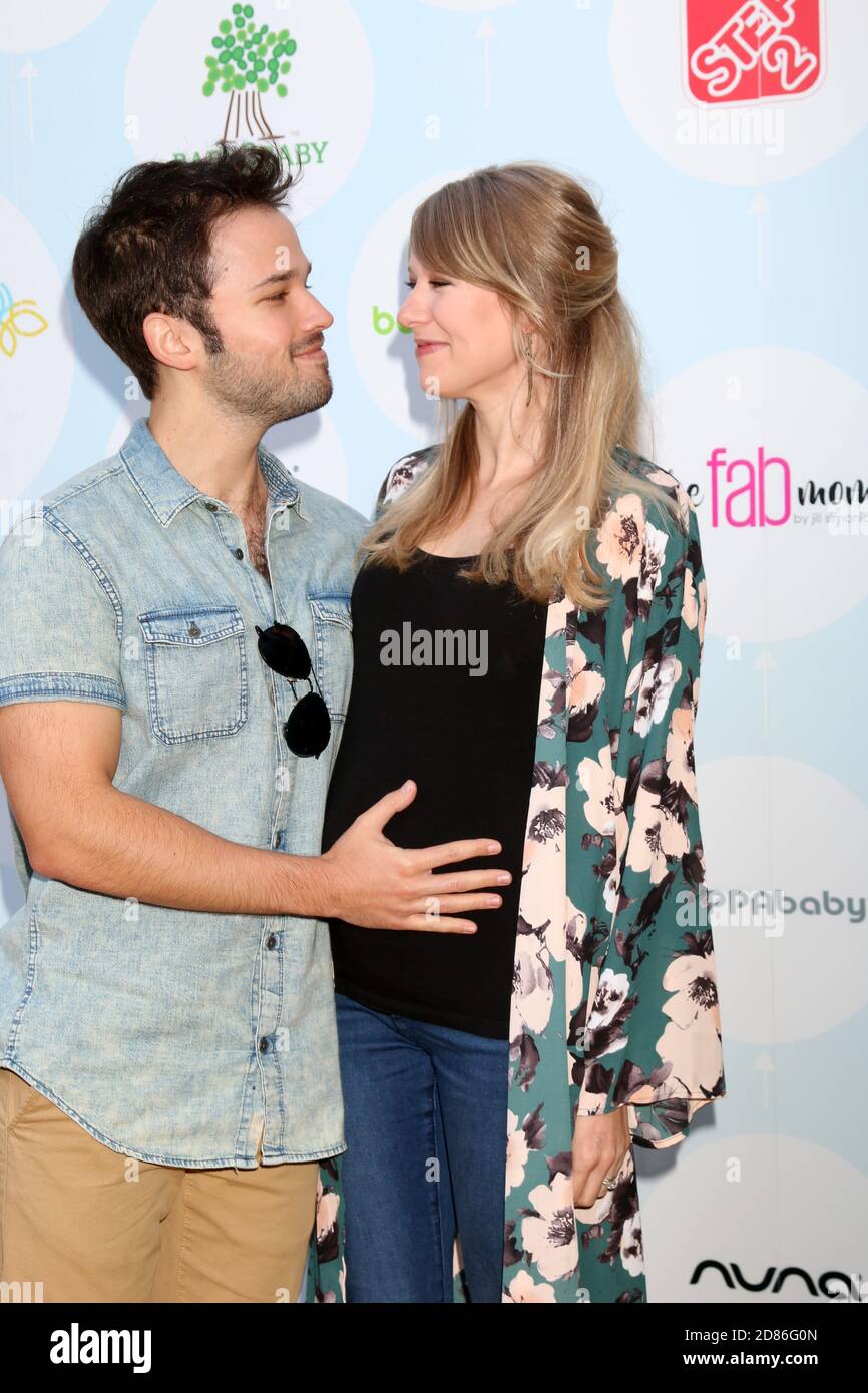 LOS ANGELES - SEP 23: Nathan Kress, London Elise Kress at the 6th