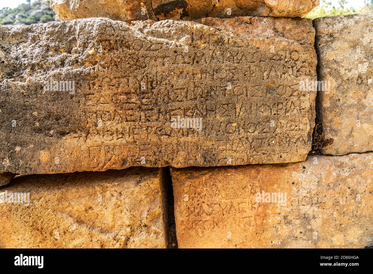 Inschrift auf einem Stein in der antiken Stadt Lisos bei Sougia, Kreta, Griechenland, Europa   |  Stone inscription at the ancient city of Lissus near Stock Photo