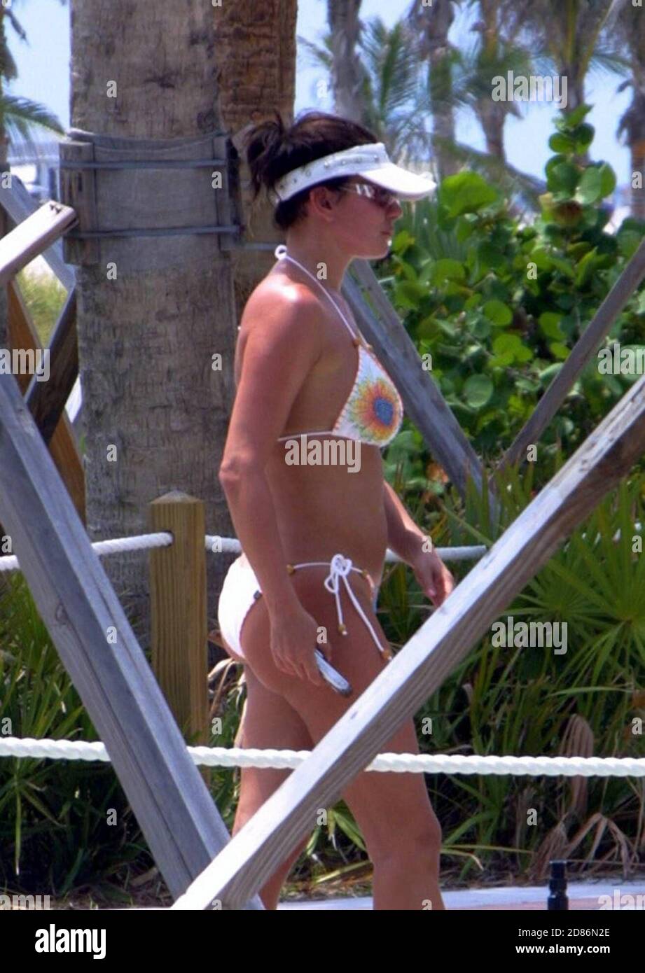 Exclusive!! Laura Pausini having a chat on her phone whilst relaxing at a  Miami Beach hotel before her Miami concert, 4/12/05 [[mab]] Stock Photo -  Alamy