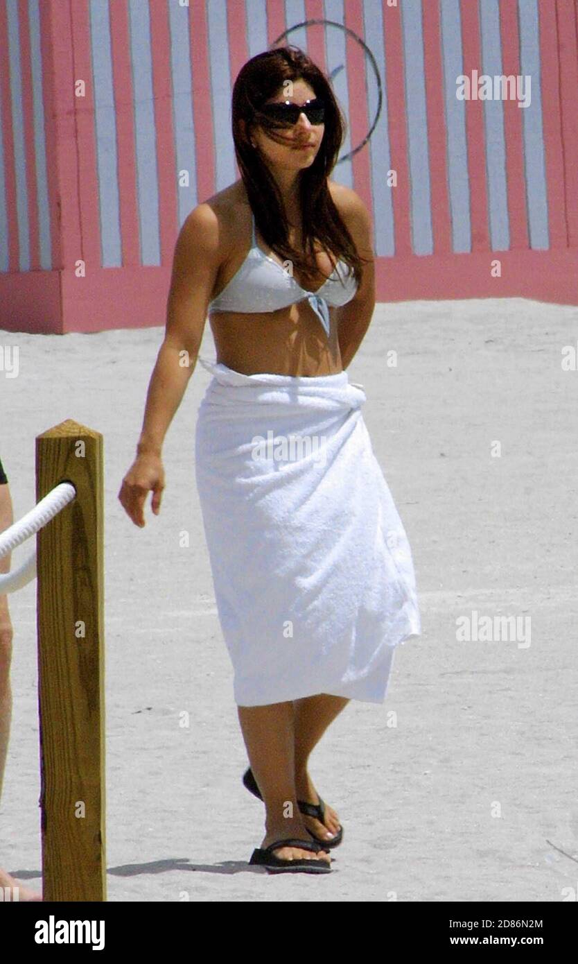 Exclusive!! Laura Pausini and friend stroll on Miami Beach, FL, 4/18/05  [[mab]] Stock Photo - Alamy