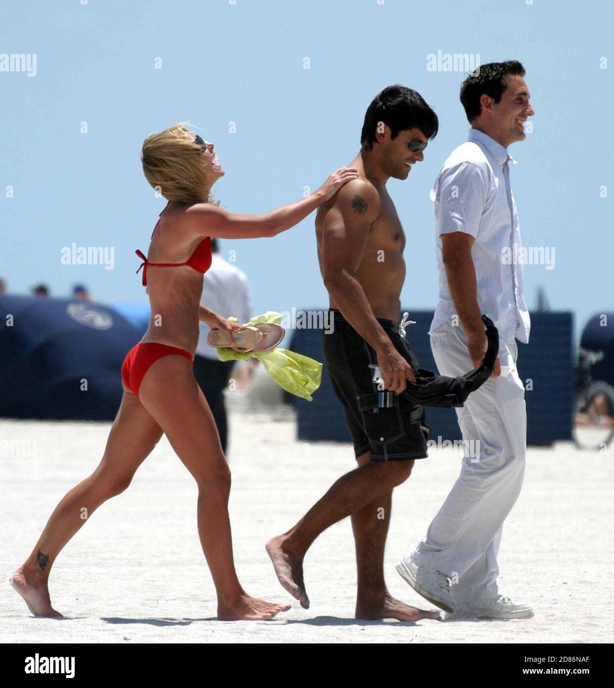 Kelly ripa and husband Mark Consuelos snuggle up on Miami Beach, 4/16