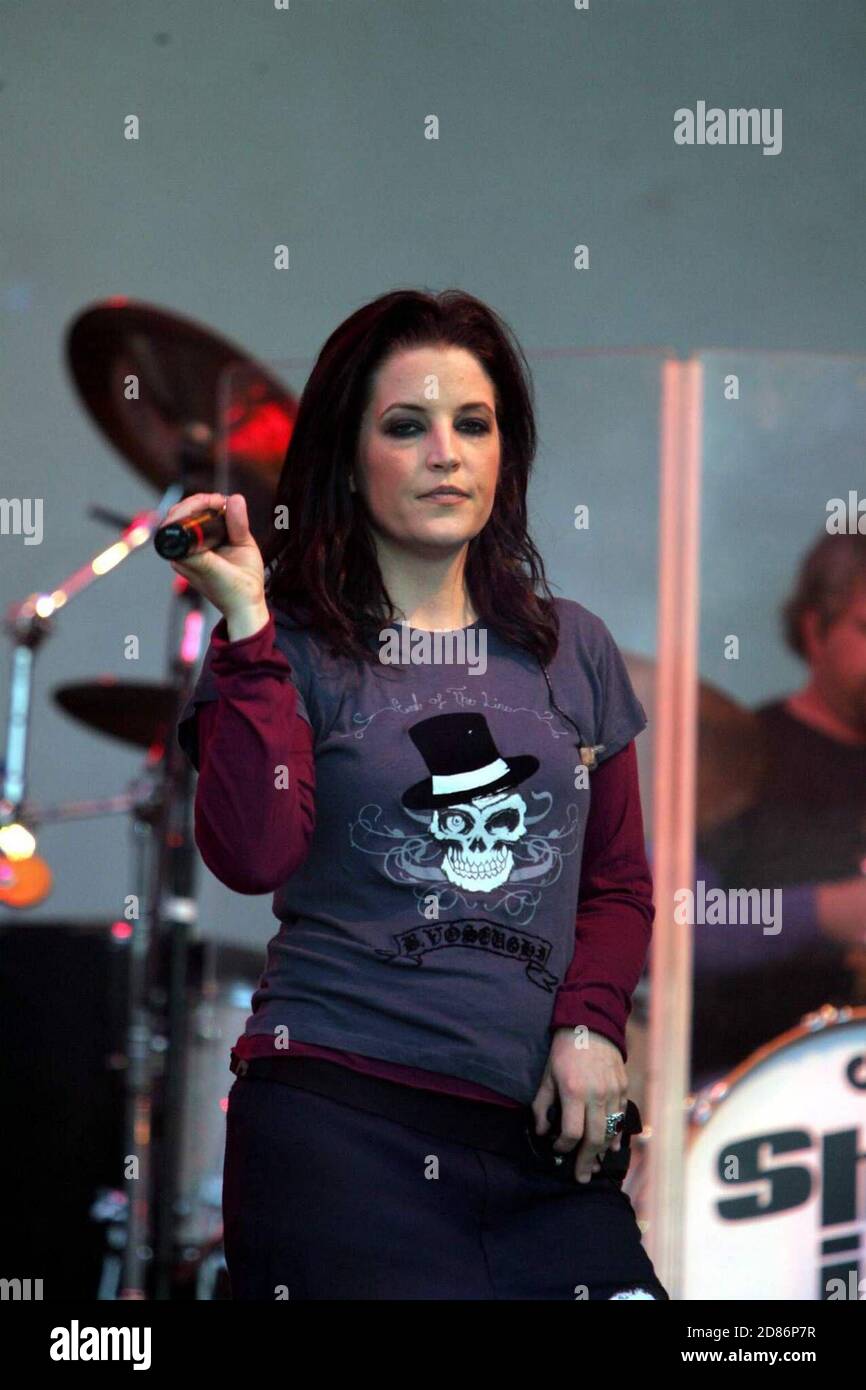 Lisa Marie Presley live in concert at Sunfest, Palm Beach, FL, 4/30/05 ...