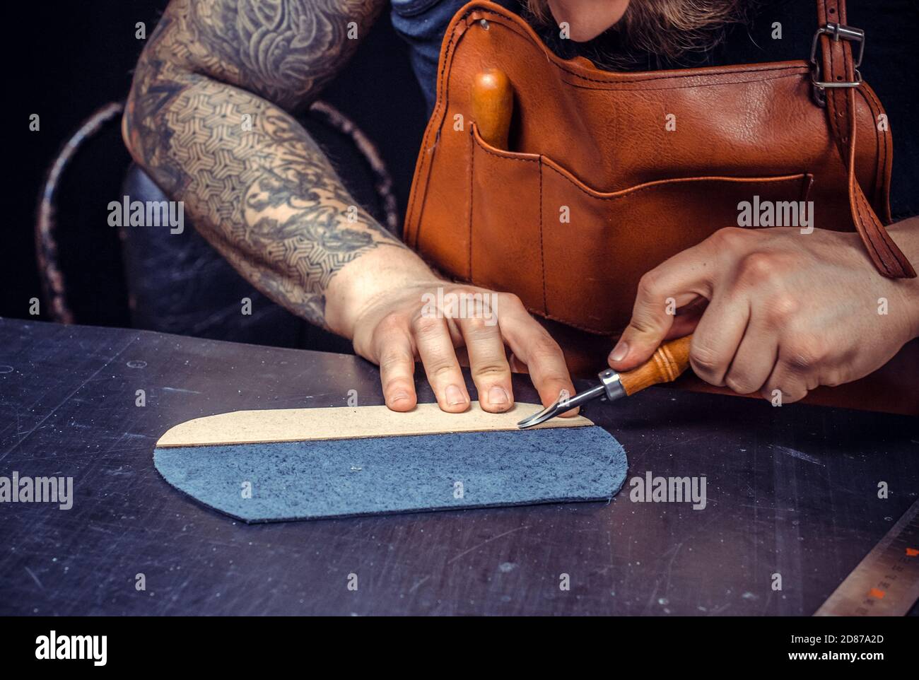 Man hand dyeing leather hi-res stock photography and images - Alamy
