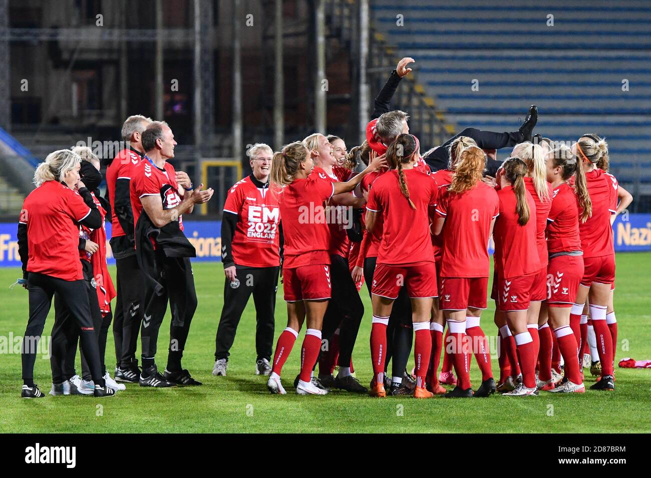 Carlo Castellani Stadium, empoli, Italy, 27 Oct 2020, Denmark players celebrate the victory during Euro 2022 Qualifiers - Italy Women vs Denmark, Italian Soccer Team - Credit: LM/Lisa Guglielmi/Alamy Live News Stock Photo