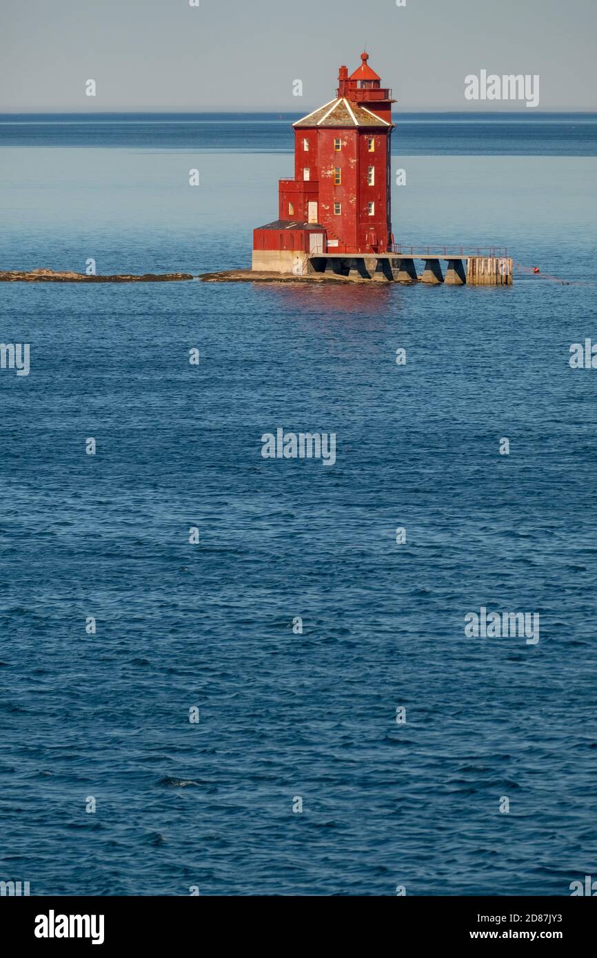 Kjeungskjær Fyr,red lighthouse, off the Norwegian coast on a small skerry off Ørland, Trøndelag. Uthaug, Trøndelag, Norway, Scandinavia, Europe, adven Stock Photo