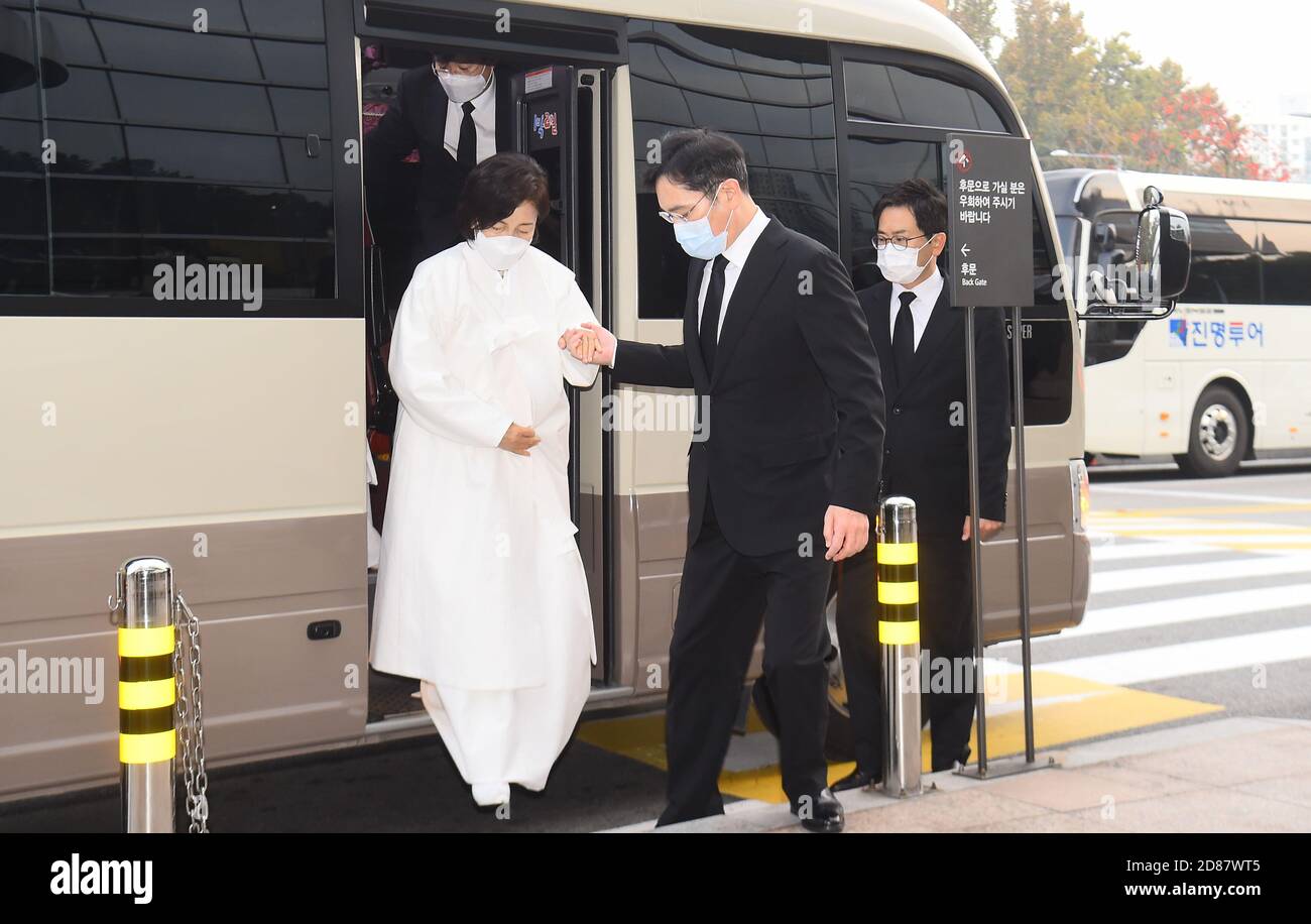 28th Oct, 2020. Funeral for late Samsung leader The bereaved family members  of the late Samsung Group Chairman Lee Kun-hee arrive at Samsung Medical  Center in Seoul on Oct. 28, 2020, to