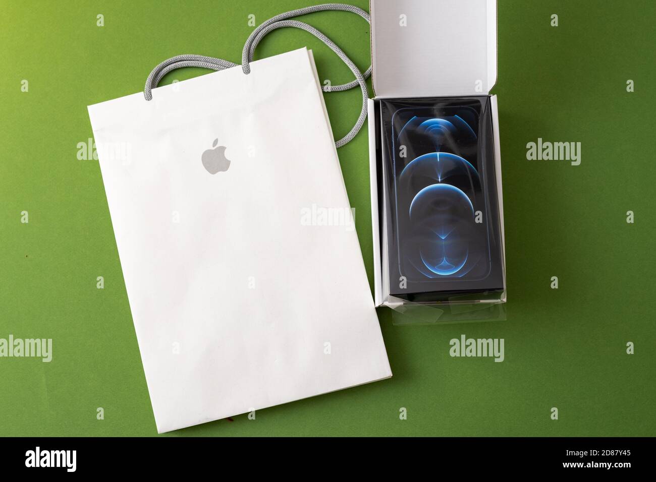 Iphone 12 Unboxing Hi Res Stock Photography And Images Alamy