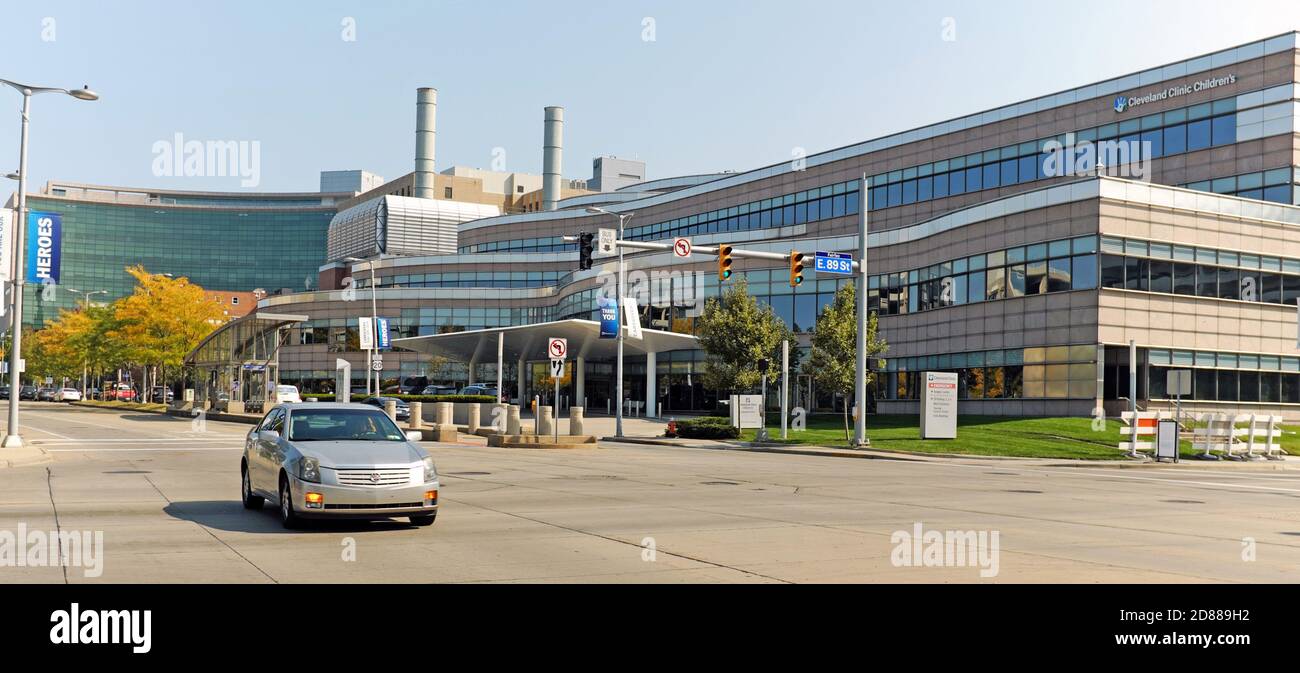 A car passes by the Cleveland Clinic Children's Outpatient Center on Euclid Avenue in Cleveland, Ohio, USA. Stock Photo