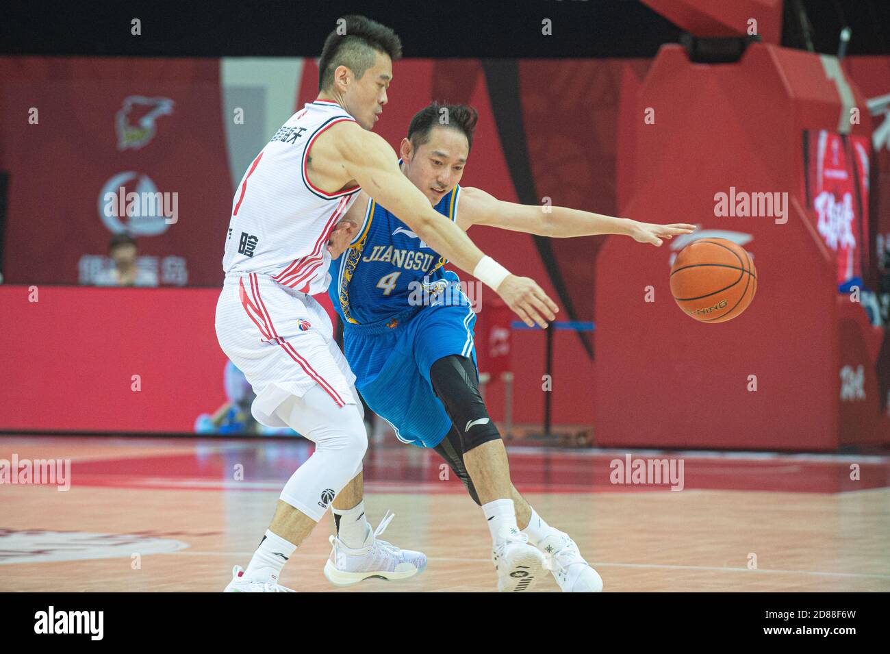 Zhuji, China's Zhejiang Province. 28th Oct, 2020. Xu Jiahan (L) of Qingdao Eagles defends Shi Hongfei of Jiangsu Dragons during the 5th round match between Qingdao Eagles and Jiangsu Dragons at the 2020-2021 season of the Chinese Basketball Association (CBA) league in Zhuji, east China's Zhejiang Province, Oct. 28, 2020. Credit: Jiang Han/Xinhua/Alamy Live News Stock Photo