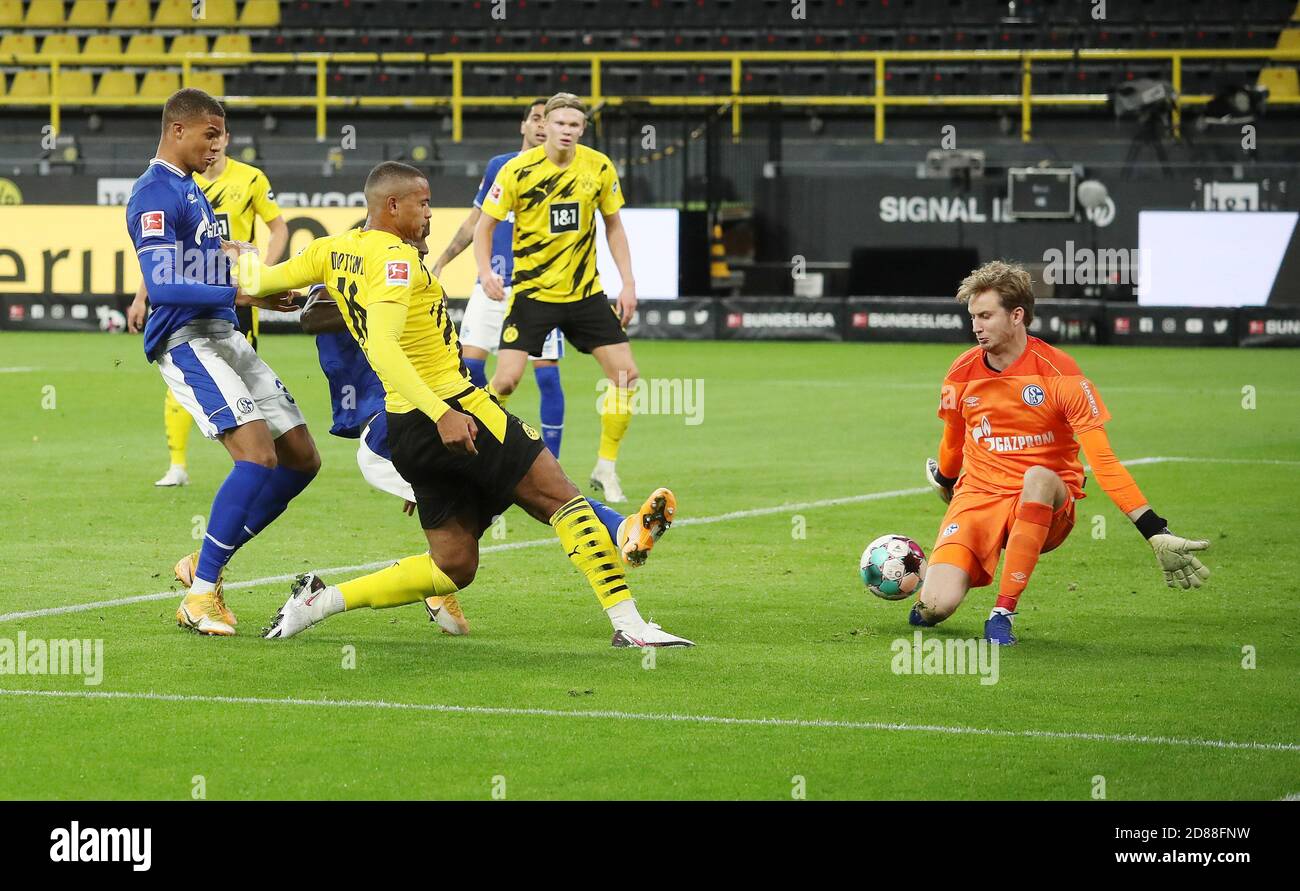 Manuel Akanji of Borussia Dortmund scores the 1-0 goal, Frederik Ronnow of Schalke 04 during the German championship Bundesliga football match betwe C Stock Photo