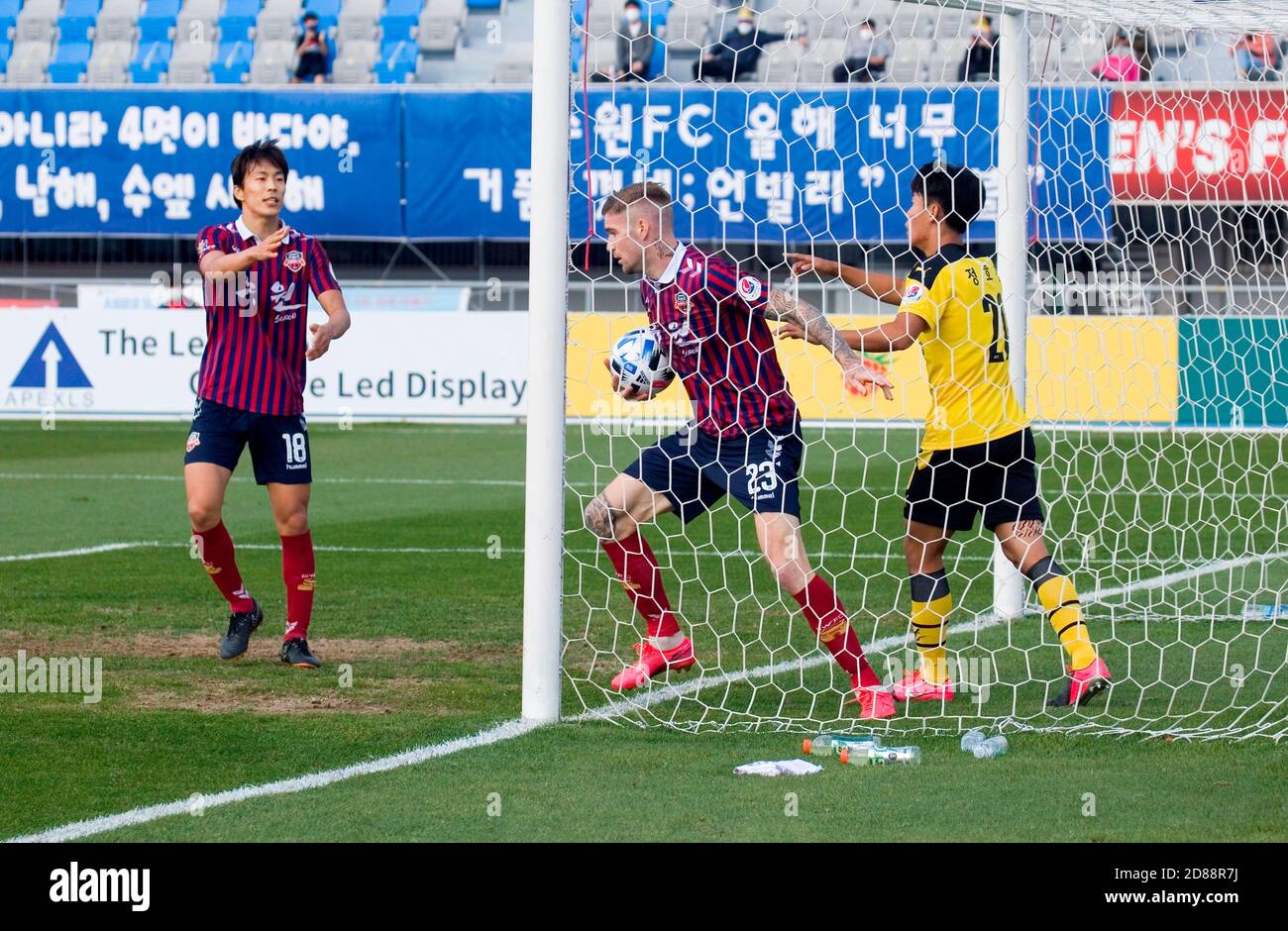 Seoul, South Korea. 18th Oct, 2020. (L-R) Masatoshi Ishida (Suwon FC), Lars Veldwijk (Suwon FC), Jeong Ho-Jin (Jeonnam Dragons FC), Oct 18, 2020 - Football/Soccer : South Korea's 2020 K League 2 Round 24 match between Suwon FC 3-4 Jeonnam Dragons FC at Suwon Stadium in Suwon, south of Seoul, South Korea. Credit: Lee Jae-Won/AFLO/Alamy Live News Stock Photo