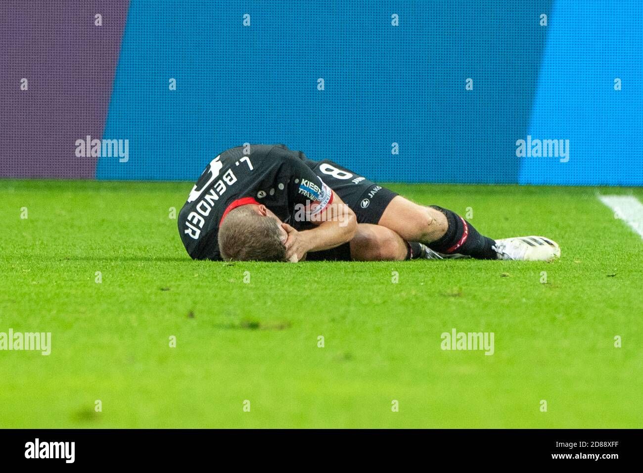 Lars BENDER (LEV) is injured on the pitch and has to be replaced, injury, lying, soccer 1st Bundesliga, 5th matchday, Bayer 04 Leverkusen (LEV) - FC Augsburg (A) 3: 1, on October 26th, 2020 in Leverkusen/Germany. ¬ | usage worldwide Stock Photo