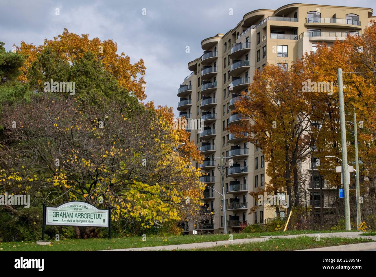 940 on the park luxury apartment building located next to Springbank Park Stock Photo