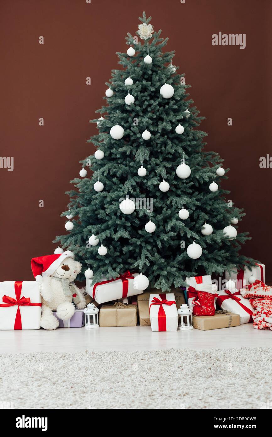 Holiday 2022 Christmas Bears Christmas Tree Pine With Gifts Decor Brown Background 2021 2022 Stock Photo  - Alamy