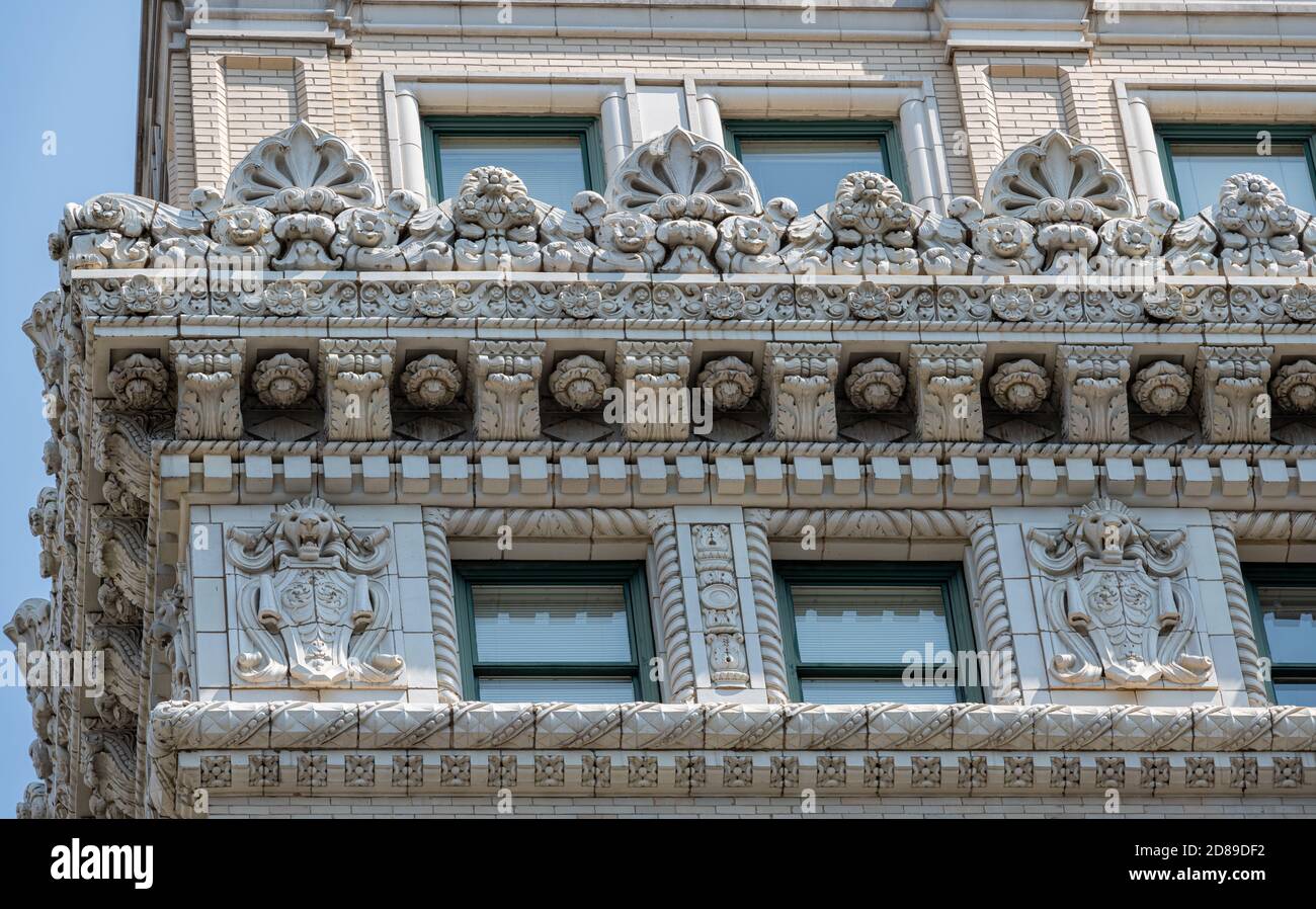 Elaborate Beaux Arts ornamented parapet on the Daniel Burnham designed Southern Building on 15th and H Streets NW in Washington DC Stock Photo