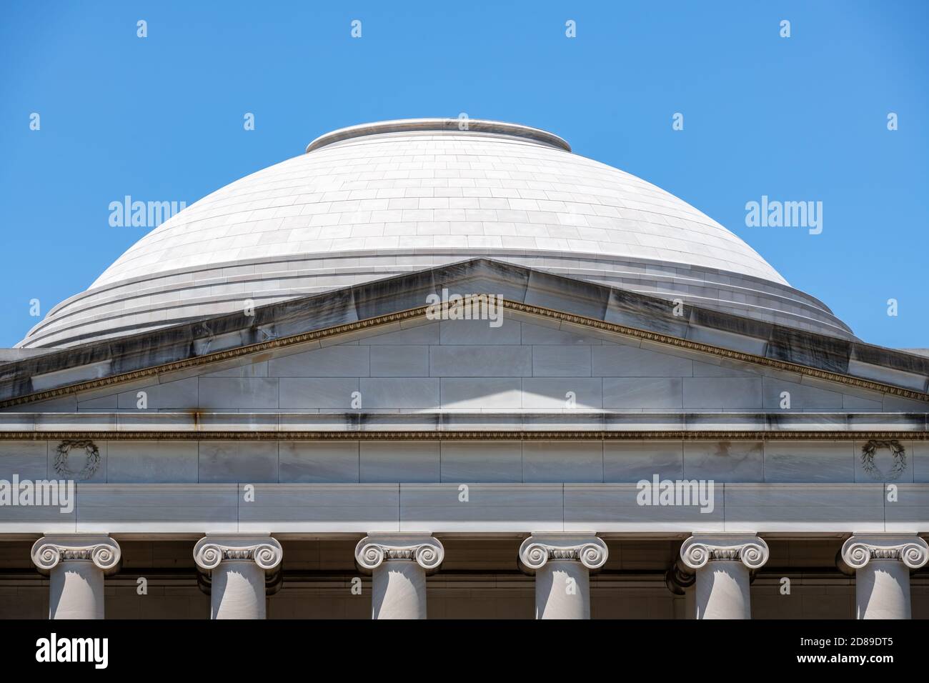 John Russell Pope's 1941 domed rotunda and portico of the National Gallery of Art in Washington DC Stock Photo