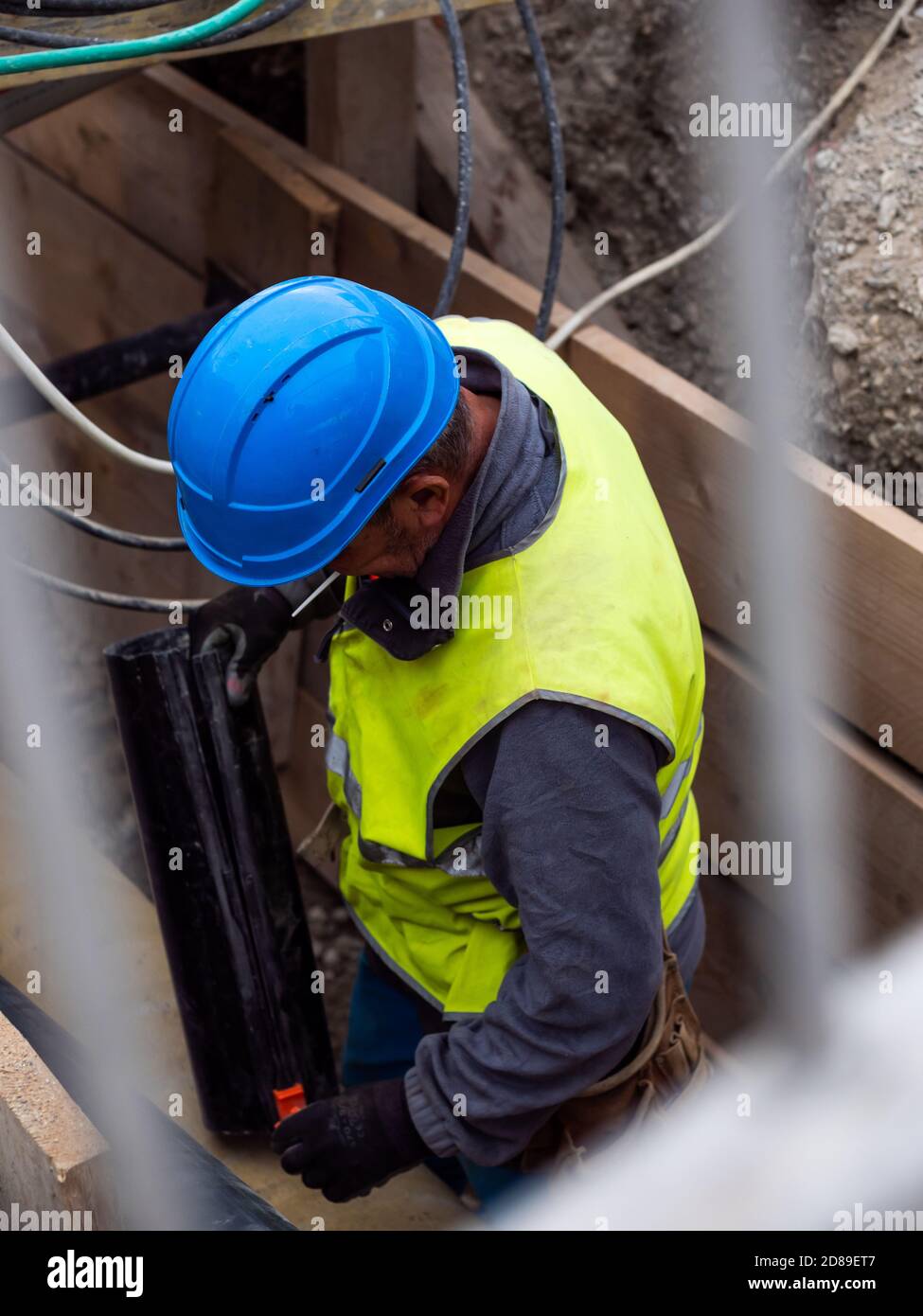 Worker constructing hires stock photography and images Alamy