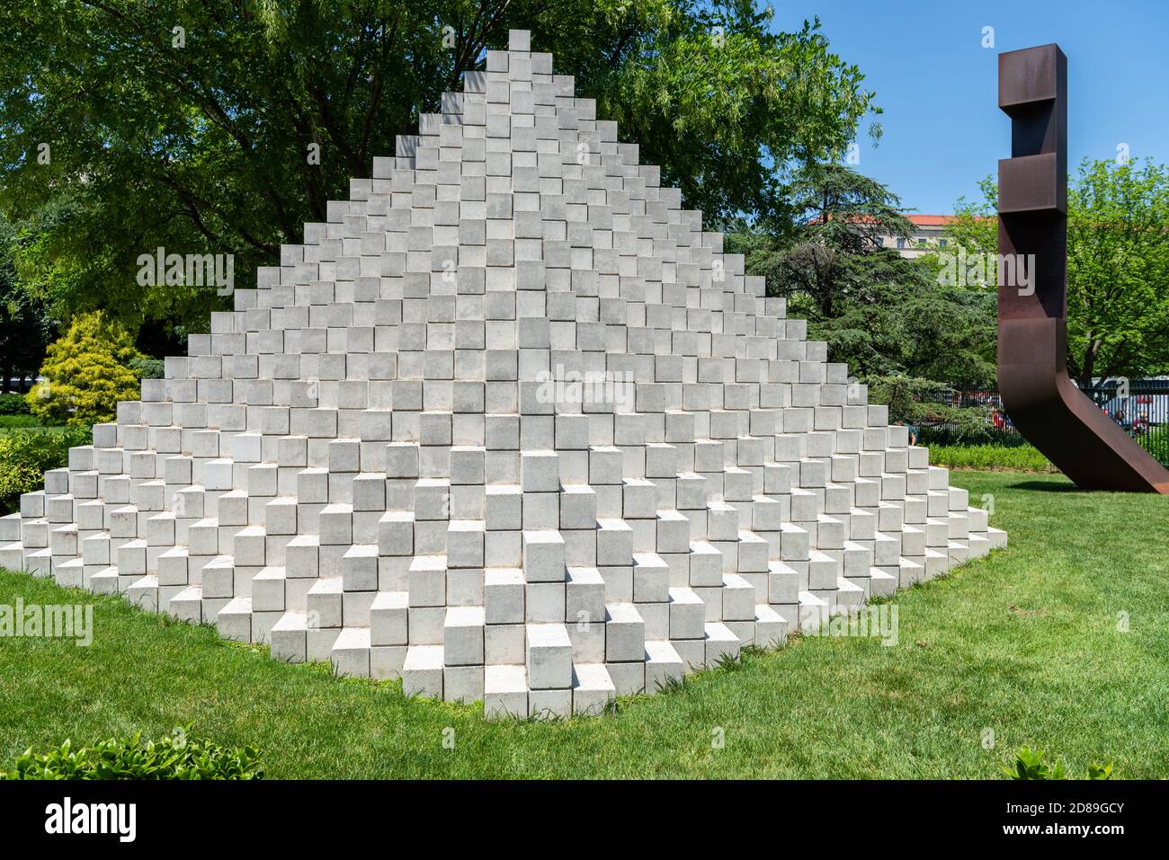 Sol LeWitt's 'Four-Sided Pyramid' and Alfredo Halegua's 25' 'America' artworks in the National Museum of Art Sculpture Gallery on the National Mall Stock Photo