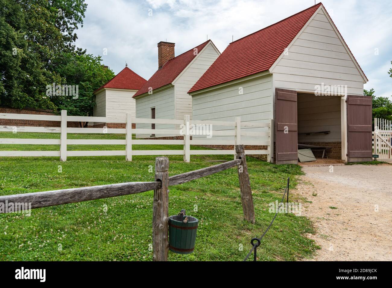 The whitewashed Coach House, Wash House and Smokehouse lining the South Lane at Mount Vernon. Stock Photo
