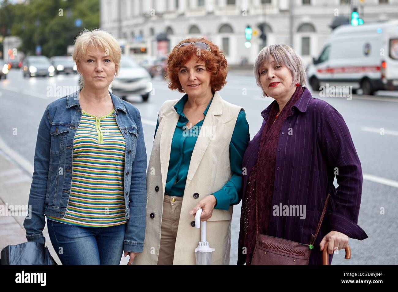 подруги за 50. две женщины средних лет. женщины разных возрастов. три взрослые женщины. три взрослые женщины.