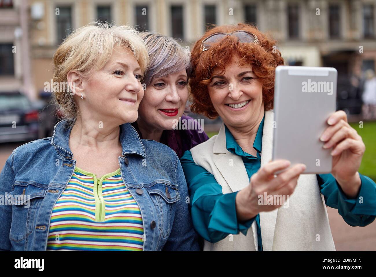 Group older women smiling hi-res stock photography and images - Alamy