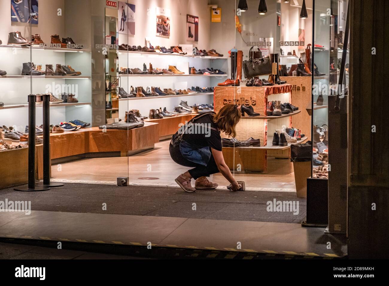 Shoe warehouse closing 2025