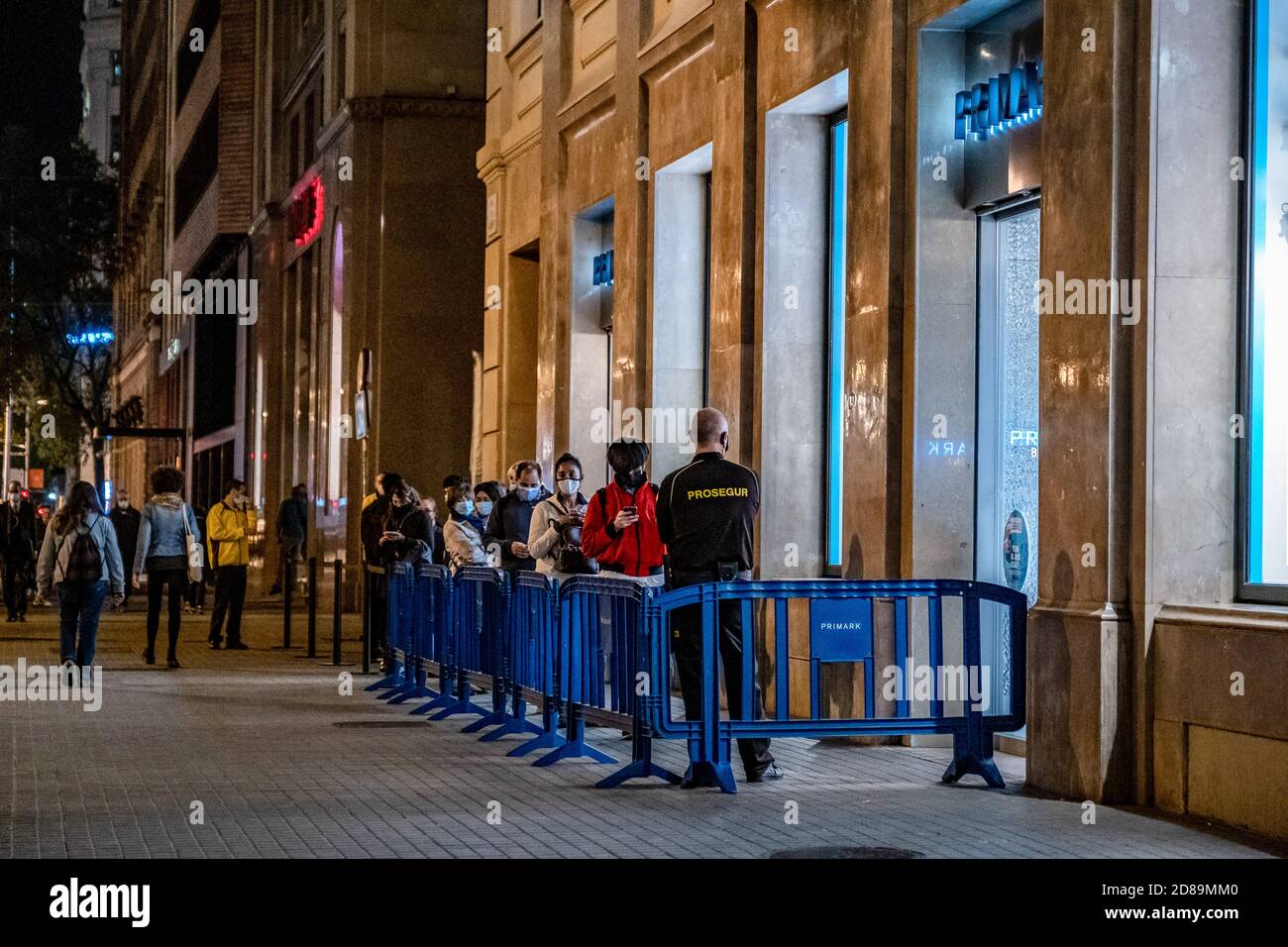 Barcelona, Spain. 27th Oct, 2020. Several people are seen queuing to enter the Appel store in Plaza Catalunya with less than an hour left before start of curfew. The pandemic situation worsens in Barcelona due to the rising cases of Covid19 infections. Barcelona will have to face new restrictive measures for the mobility of citizens starting this week. The cut in business hours advances the closure at 9:00 p.m. and an hour later the start of curfew for all citizens who do not have a proof of authorized mobility. Credit: SOPA Images Limited/Alamy Live News Stock Photo