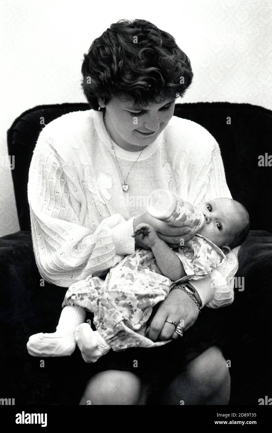 Mother bottlefeeding her baby, UK 1990 Stock Photo