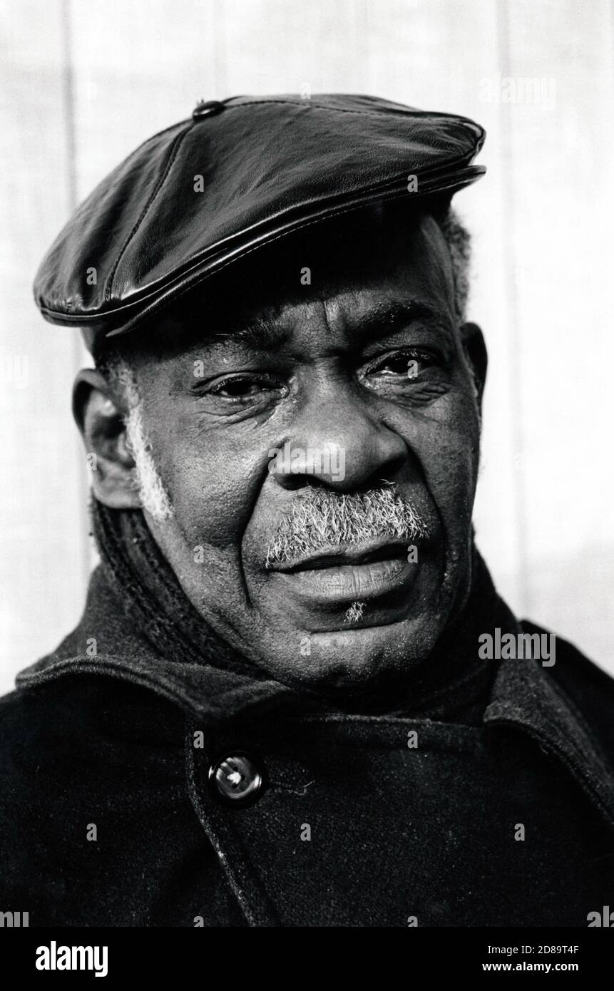 Elderly man in flat cap uk hi-res stock photography and images - Alamy