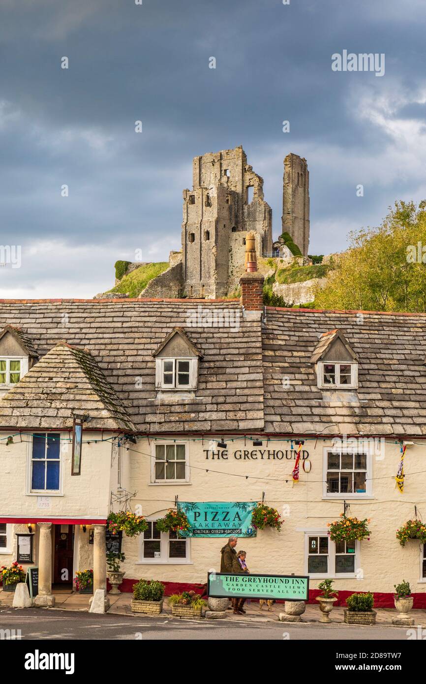 The Greyhound Inn in 'The Square' at Corfe with Corfe Castle in the background, Dorset, England Stock Photo