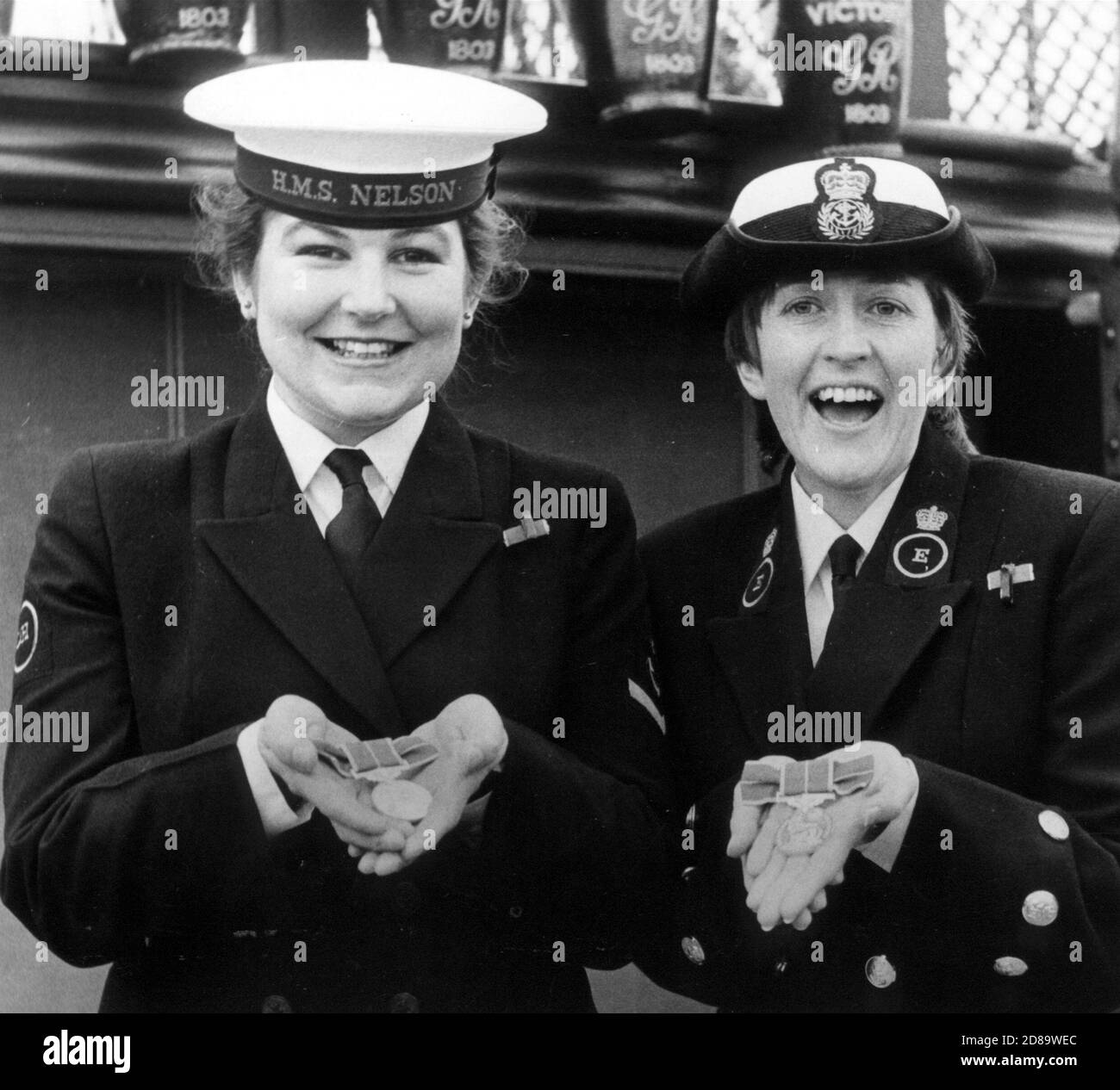 FALKLAND WAR  WRENS KIM TOMS AND CHIEF WREN ANN MONCKTON WITH THEIR BEM'S ABOARD HMS VICTORY. PORTSMOUTH 1982 Stock Photo