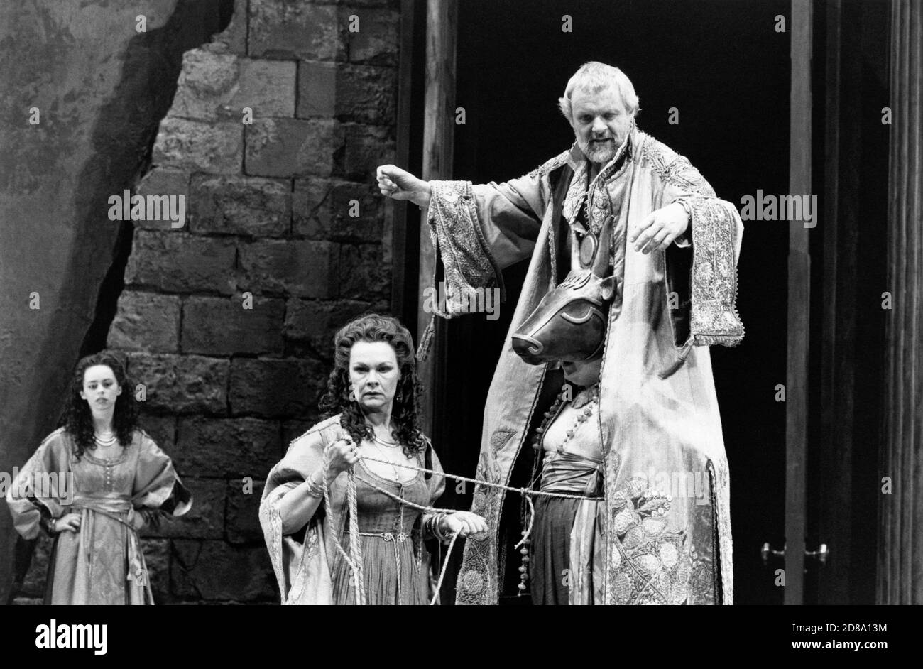 l-r: Helen Fitzgerald (Iras), Judi Dench (Cleopatra), Anthony Hopkins (Mark Antony)in ANTONY AND CLEOPATRA by Shakespeare at the Olivier Theatre, National Theatre (NT), London  09/04/1987  set design: Alison Chitty lighting: Stephen Wentworth director: Peter Hall Stock Photo