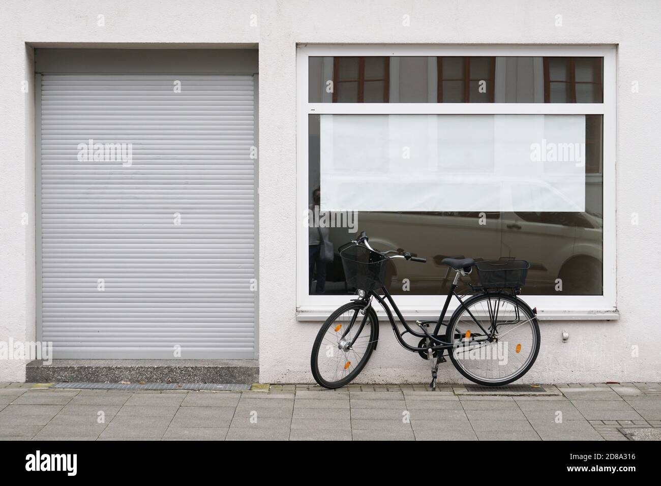 blank vacancy sign or poster with copy space in empty store window with bicycle parked outside closed shop Stock Photo