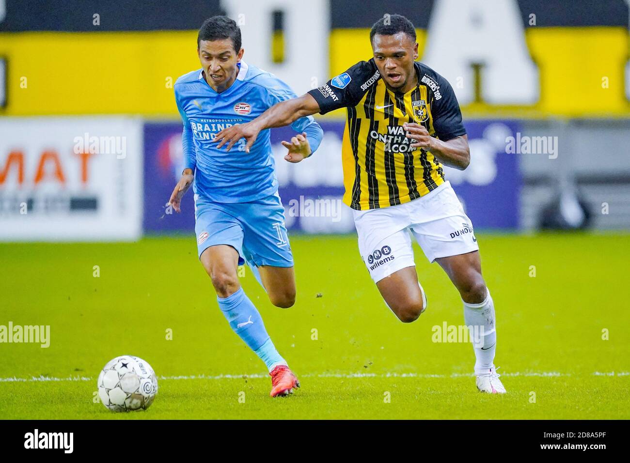 Mauro Junior of PSV, Lois Openda of Vitesse during the Netherlands championship Eredivisie football match between Vitesse and PSV on October 25, 202 C Stock Photo