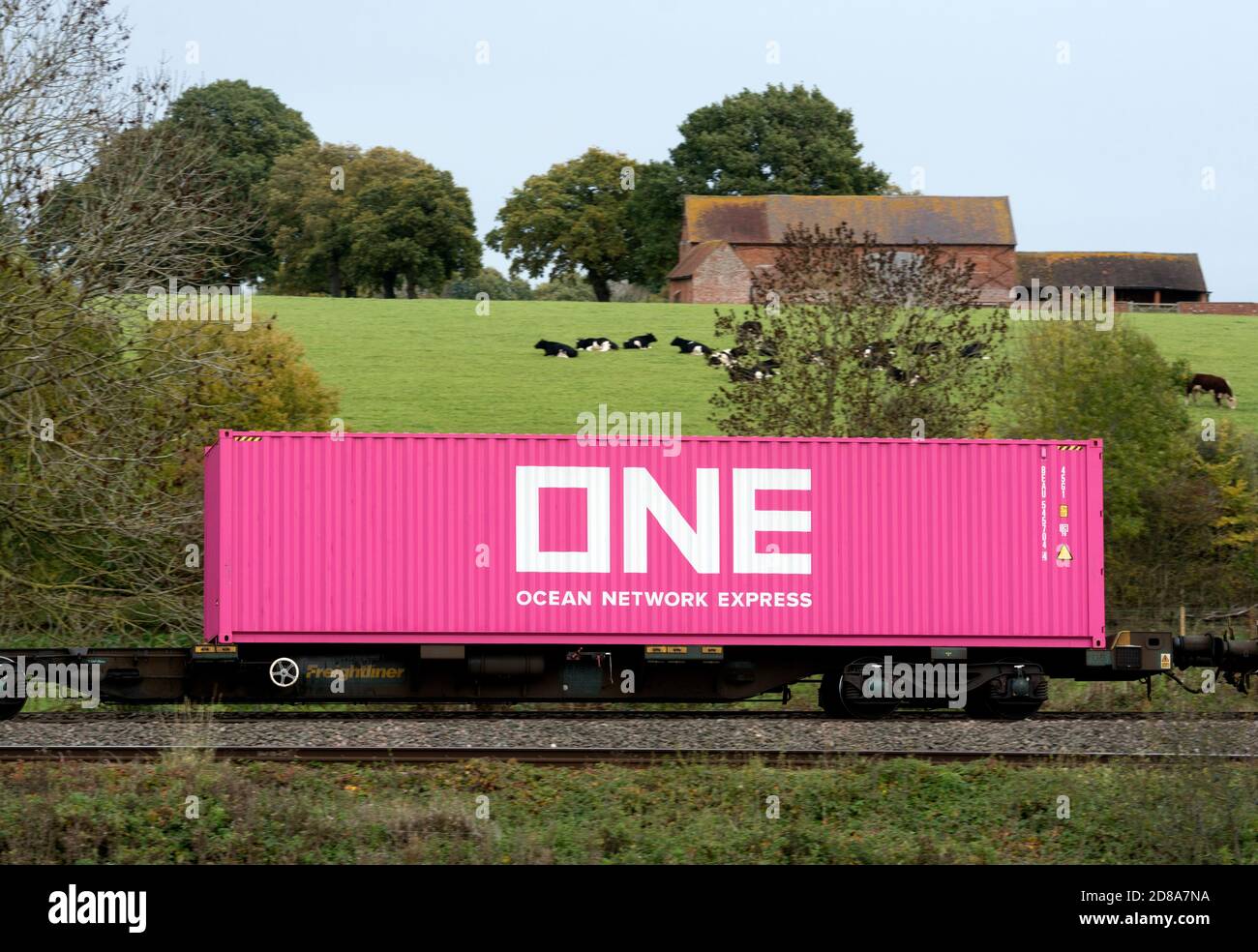 https://c8.alamy.com/comp/2D8A7NA/ocean-network-express-shipping-container-on-a-freightliner-train-warwickshire-uk-2D8A7NA.jpg