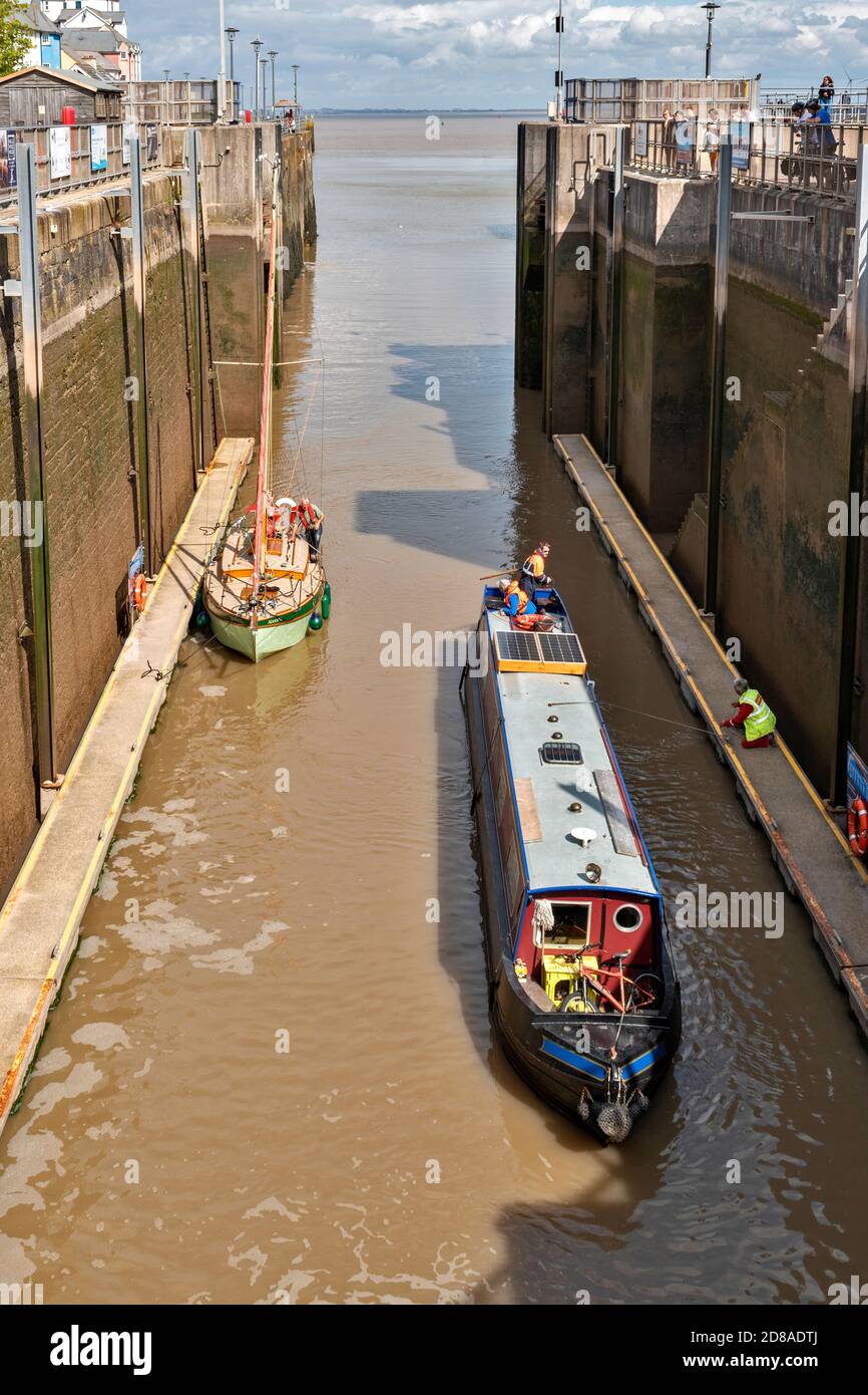 PORTISHEAD BRISTOL SOMERSET ENGLAND A HOUSEBOAT AND YACHT IN THE PORTISHEAD QUAYS MARINA LOCK