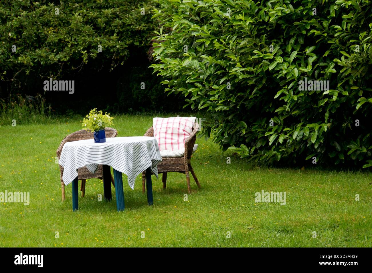 Tisch und Stühle im Garten Stock Photo