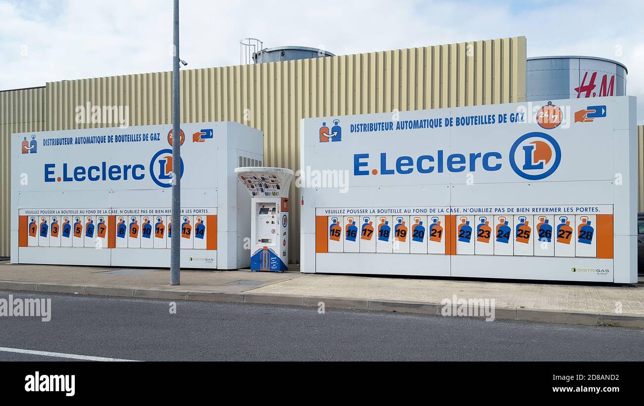 Bordeaux , Aquitaine / France - 10 20 2020 : E.leclerc gas cylinder vending  machine bottles with propane and butane Stock Photo - Alamy